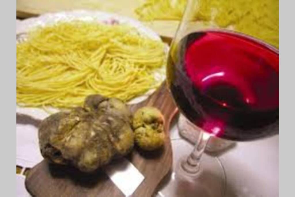 Ex Ostu Impero: Vino, Tartufo Ed Ospitalita Apartment La Morra Exterior foto